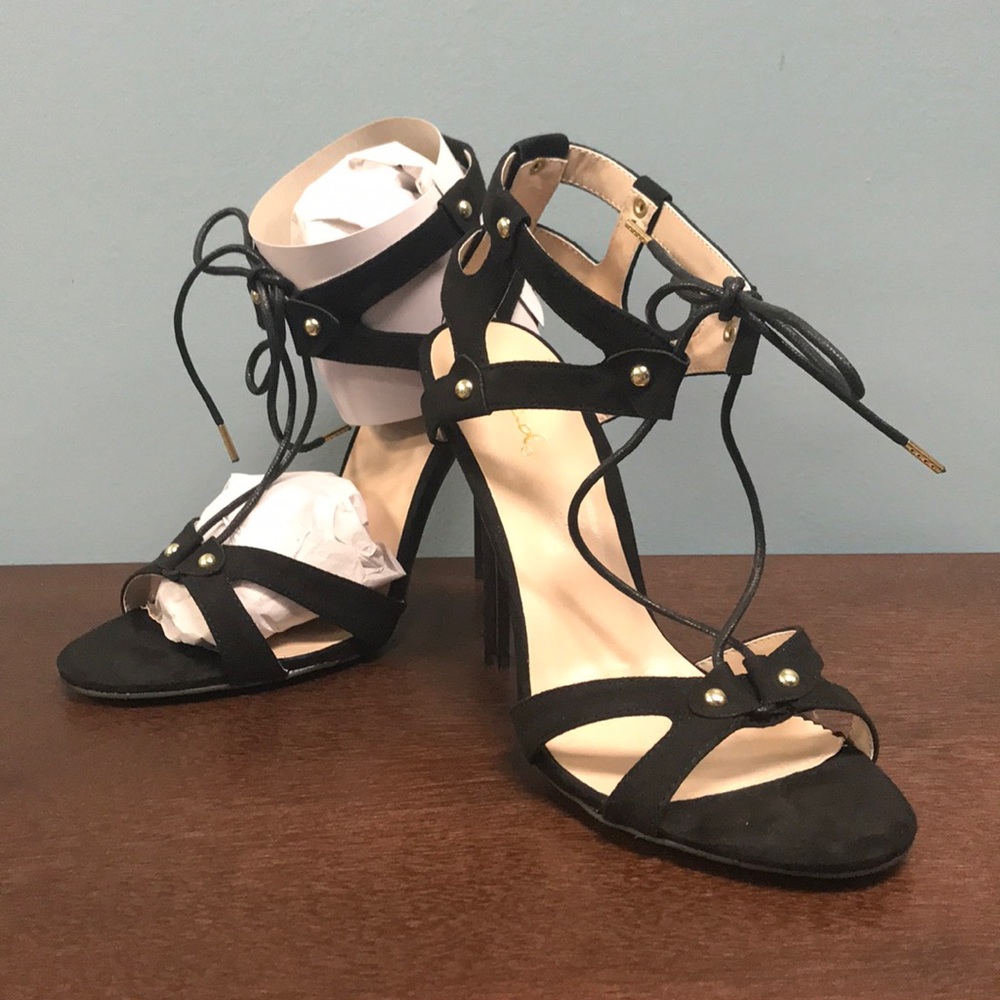 BN in Box, Sz 9 Black Heels with Gold Accents!